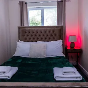 3 Bedrooms House-sofabed-parking-bbqstove-garden London